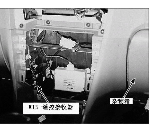 10年北京现代名驭遥控盒位置